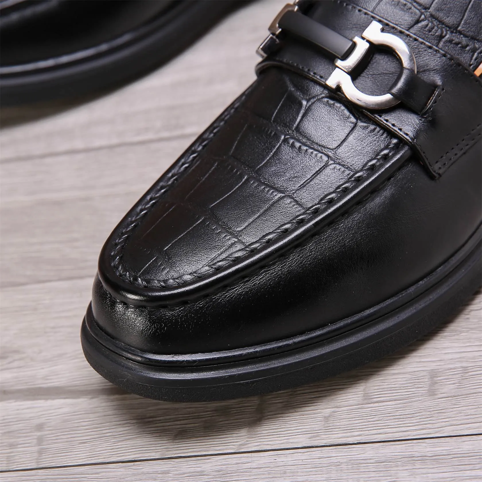 Men's shoes 💰460 🕷🕷🐂【Ferragamo】Ferragamo Popular fashionable casual shoes🇨🇳Official website counter 1:1 production, original mold opening💯Good quality visible, imported high-end first-layer waxed calfskin, water-dyed🐂leather lining🌿very clear texture, high-quality waterproof, non-slip and wear-resistant outsole🎋high quality and low price, truly handmade🍓Black optional! Code number 38-44 (45-46 customized)......